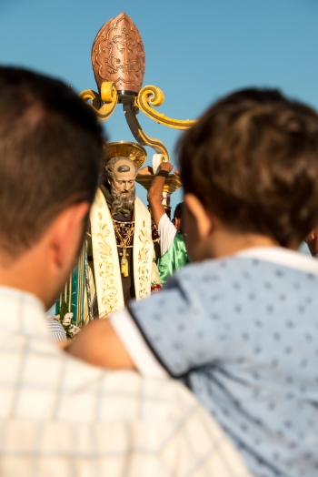 Padre e figlio attendono l’inizio della processione del simulacro di San Pellegrino. - Father and son wait the beginning of the procession with the simulacrum of Saint Pellegrino.