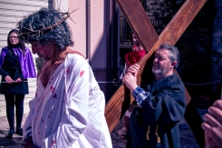 In piazza Umberto I, Simone di Cirene solleva temporaneamente Gesù portando la croce al suo posto.